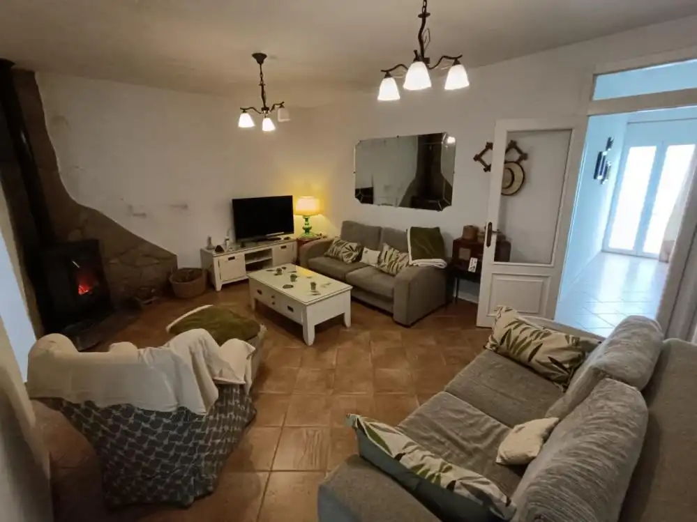 Sala d'estar de Casa o xalet en venda en Chilluévar amb Aire condicionat, Terrassa i Moblat