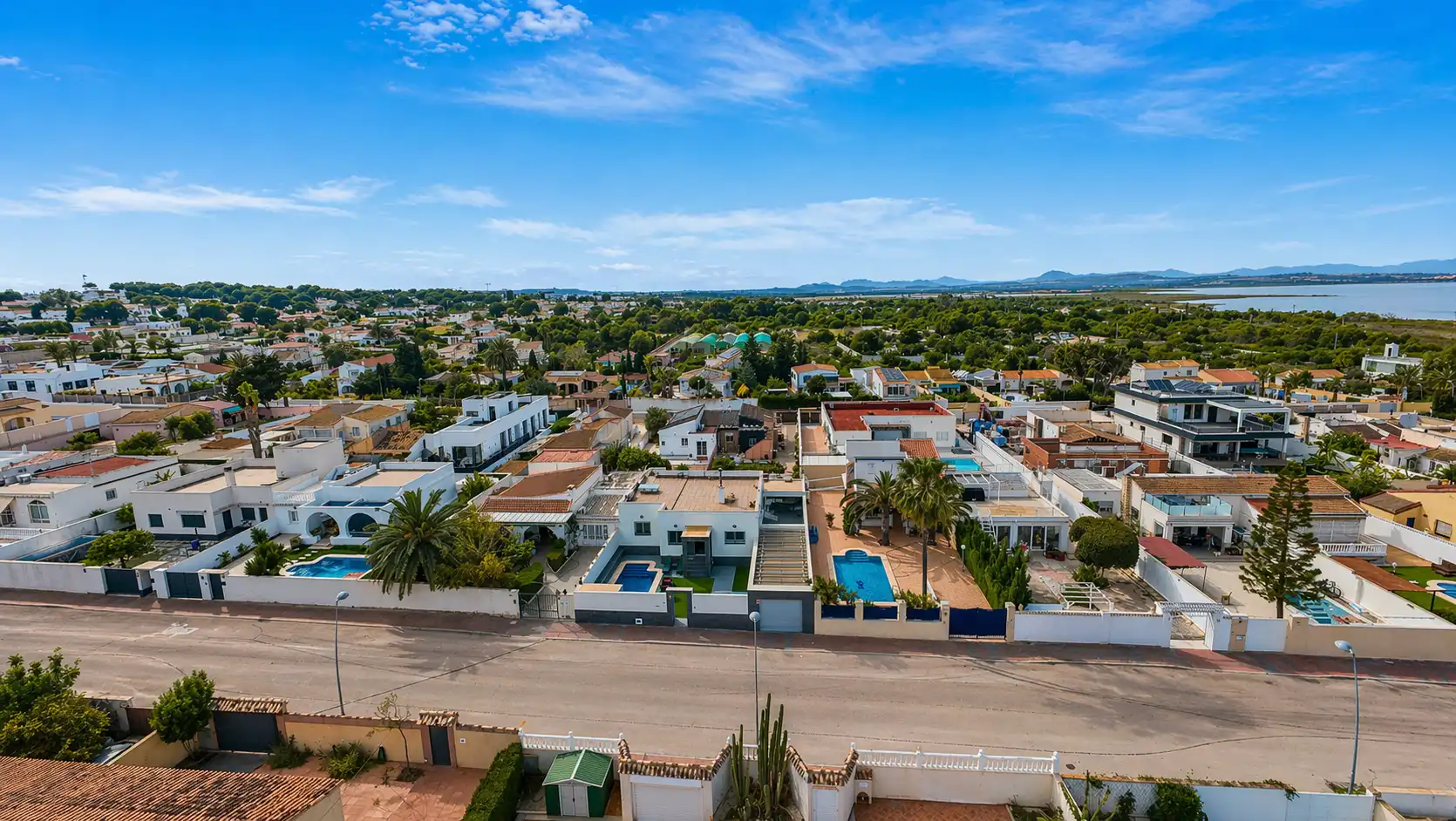 Vista exterior de Casa o xalet en venda en Torrevieja amb Aire condicionat, Calefacció i Jardí privat