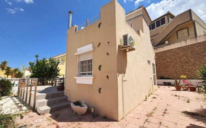 Vista exterior de Casa o xalet en venda en San Miguel de Salinas amb Aire condicionat, Terrassa i Balcó
