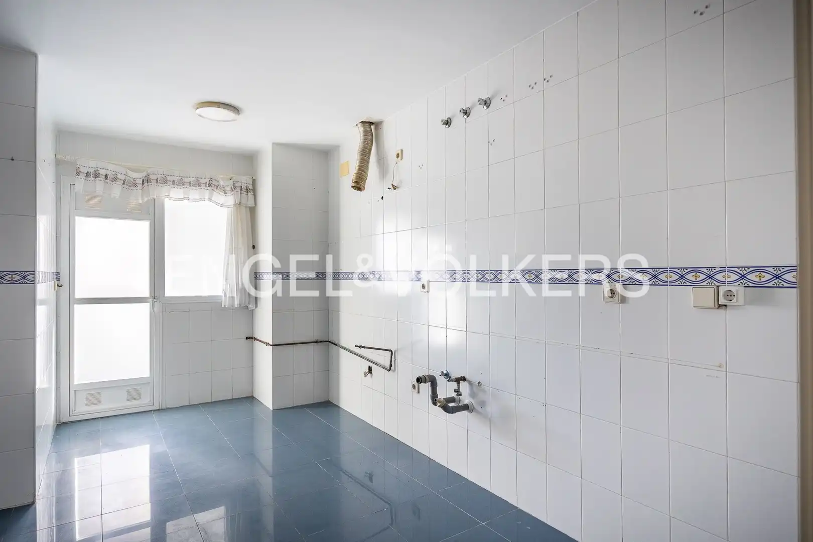 Bathroom of Flat for sale in Sevilla  with Air Conditioner, Heating and Terrace