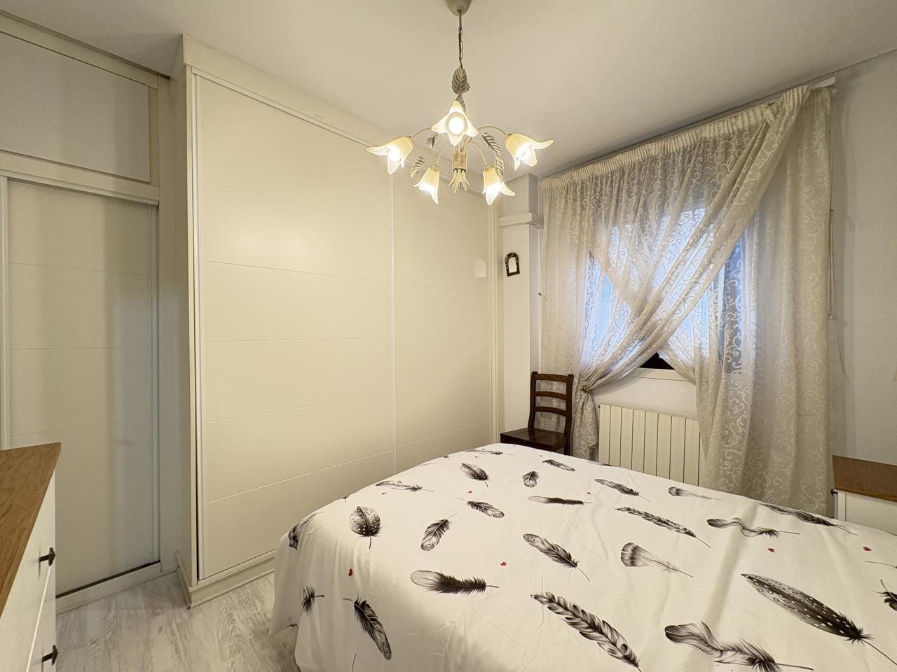 Habitación de Piso de alquiler en  Madrid Capital con Calefacción y Amueblado