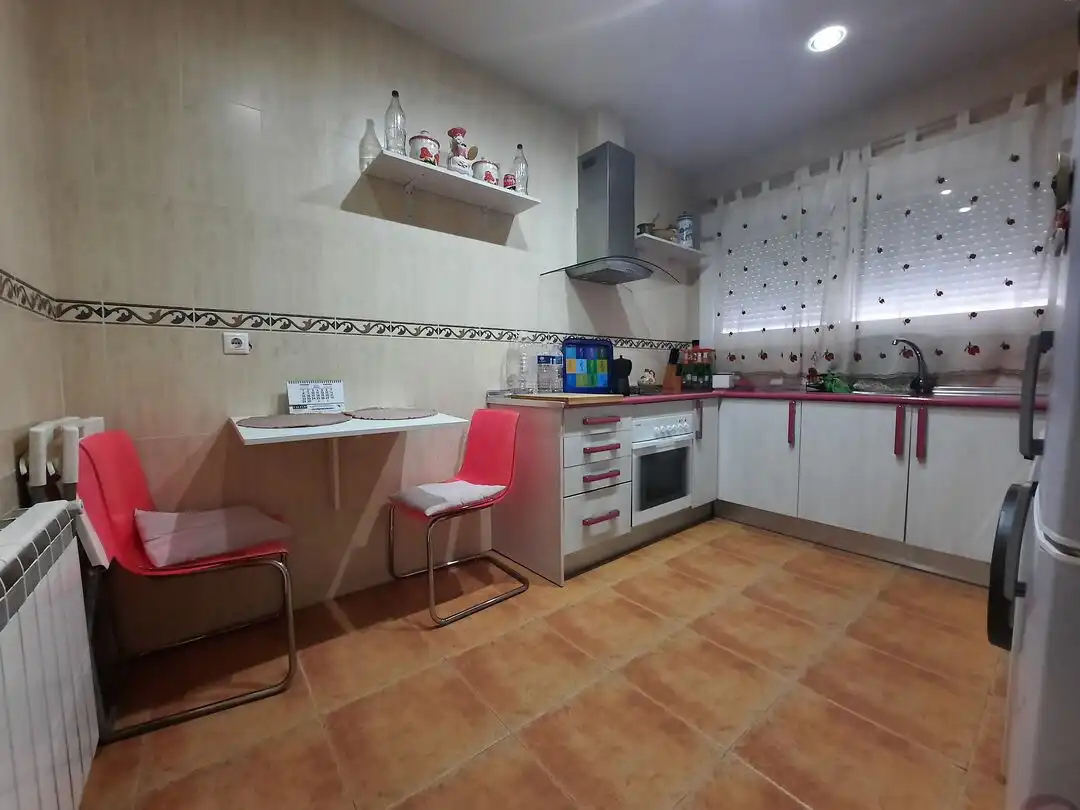 Küche von Einfamilien-Reihenhaus zum Verkauf in Escalona mit Klimaanlage, Heizung und Terrasse