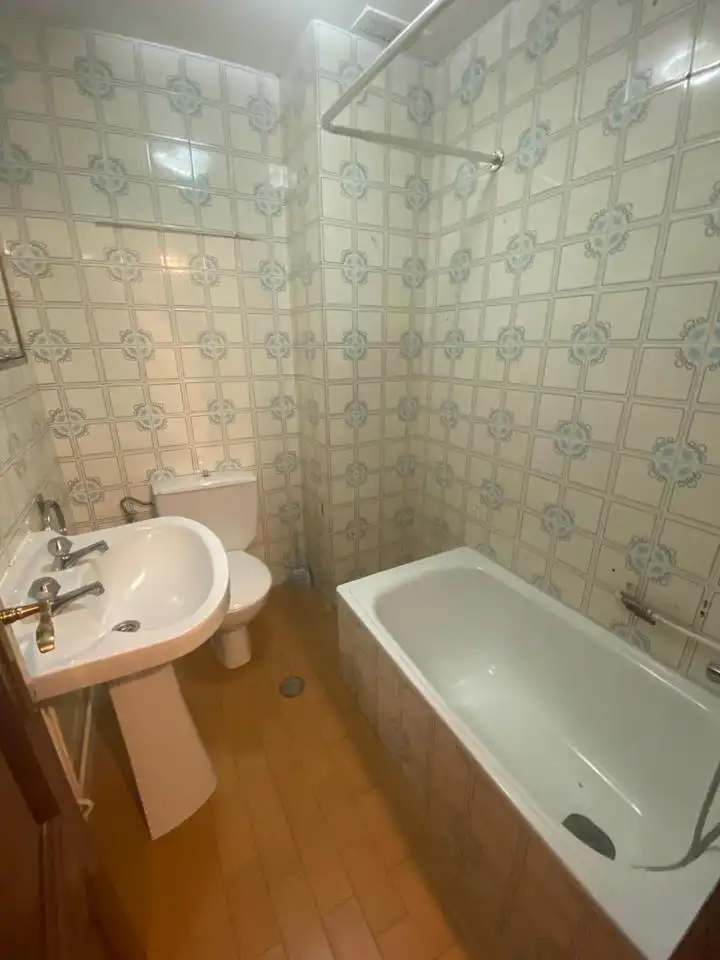 Bathroom of Flat for rent in Santiago de Compostela   with Furnished