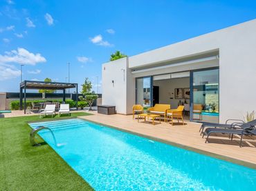 House with balcony for sale in Benijófar