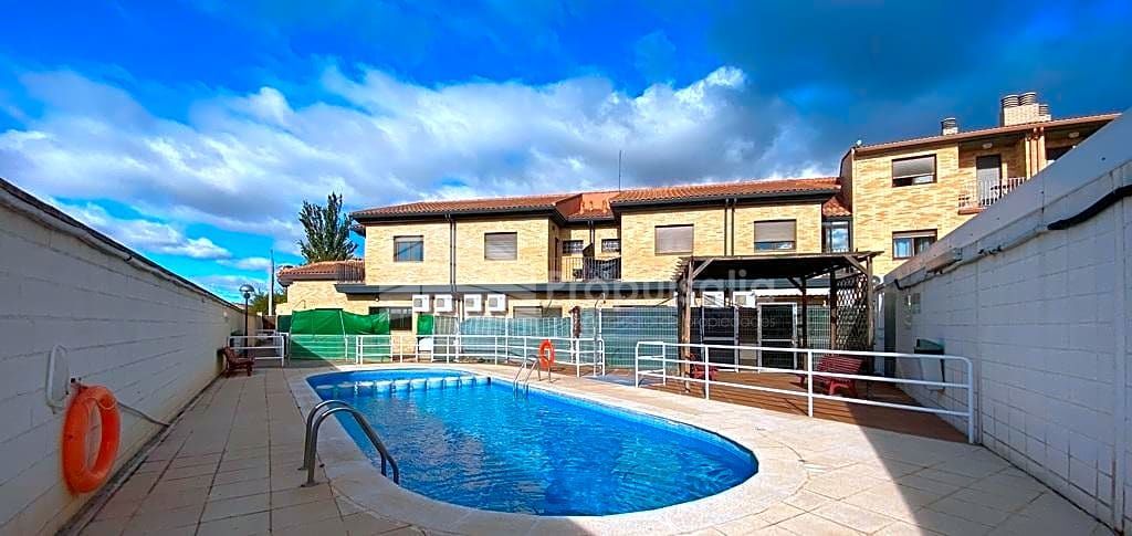 Piscina de Casa adosada en venda en La Joyosa amb Aire condicionat, Jardí privat i Terrassa