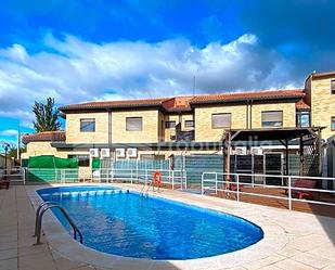 Piscina de Casa adosada en venda en La Joyosa amb Aire condicionat, Jardí privat i Terrassa