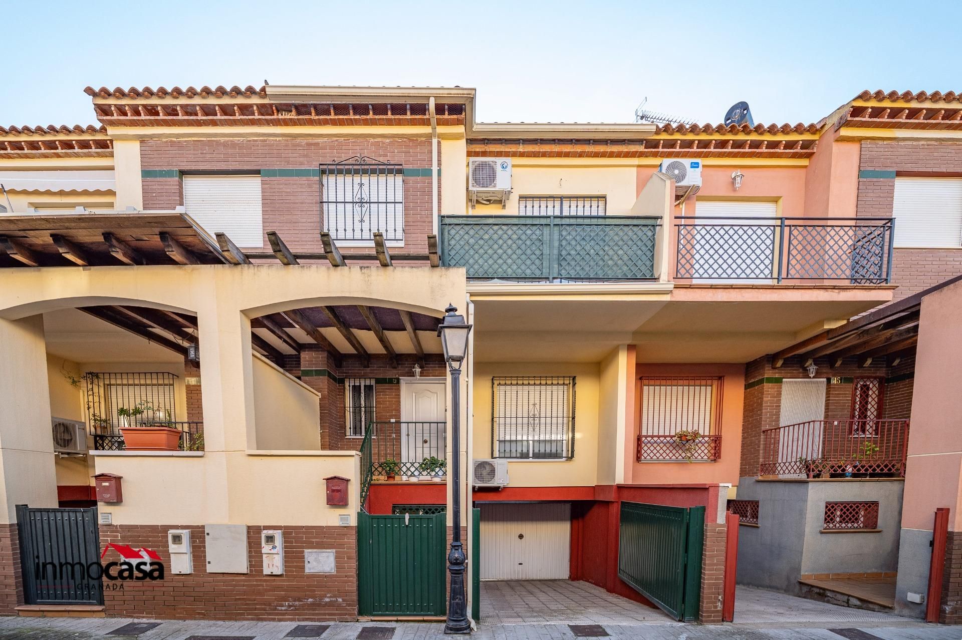Vista exterior de Casa adosada en venda en Alhendín amb Aire condicionat, Terrassa i Traster