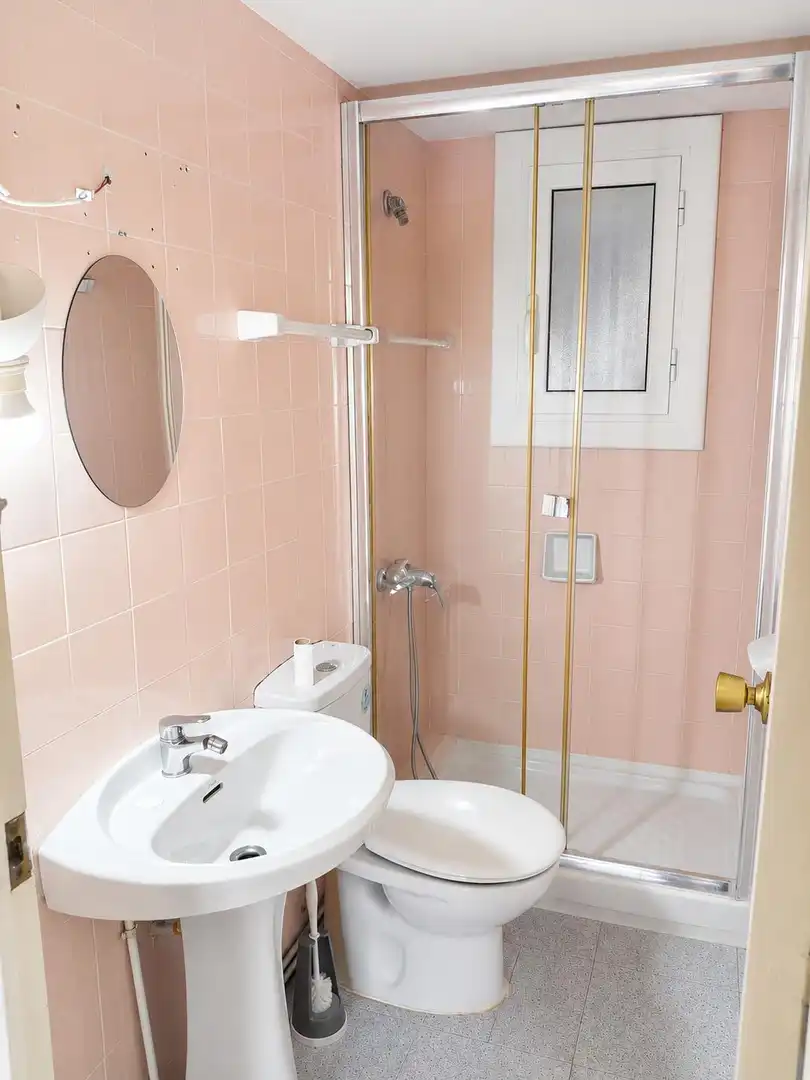 Bathroom of Flat for sale in Barcelona  with Parquet flooring