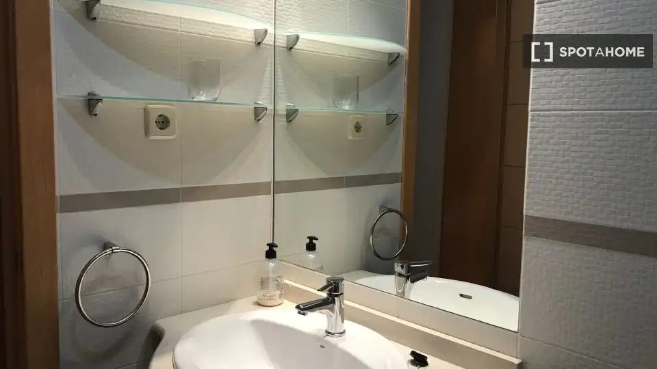 Bathroom of Flat for share in Madrid  with Air Conditioner, Terrace and Furnished