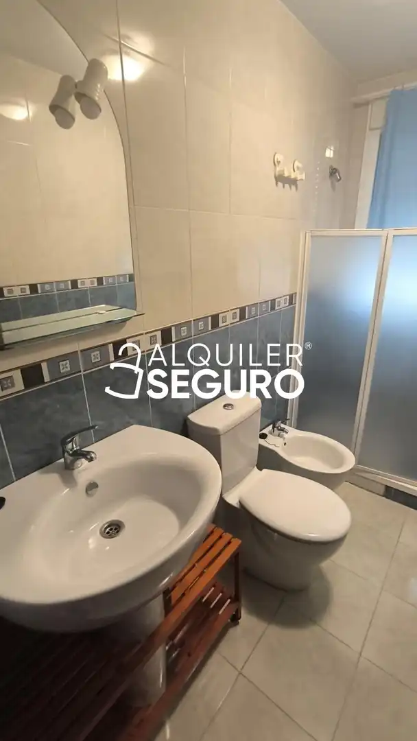 Bathroom of Flat for rent in Gelves  with Furnished