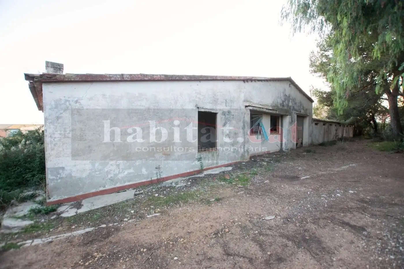Vista exterior de Finca rústica en venda en Vilanova i la Geltrú amb Piscina
