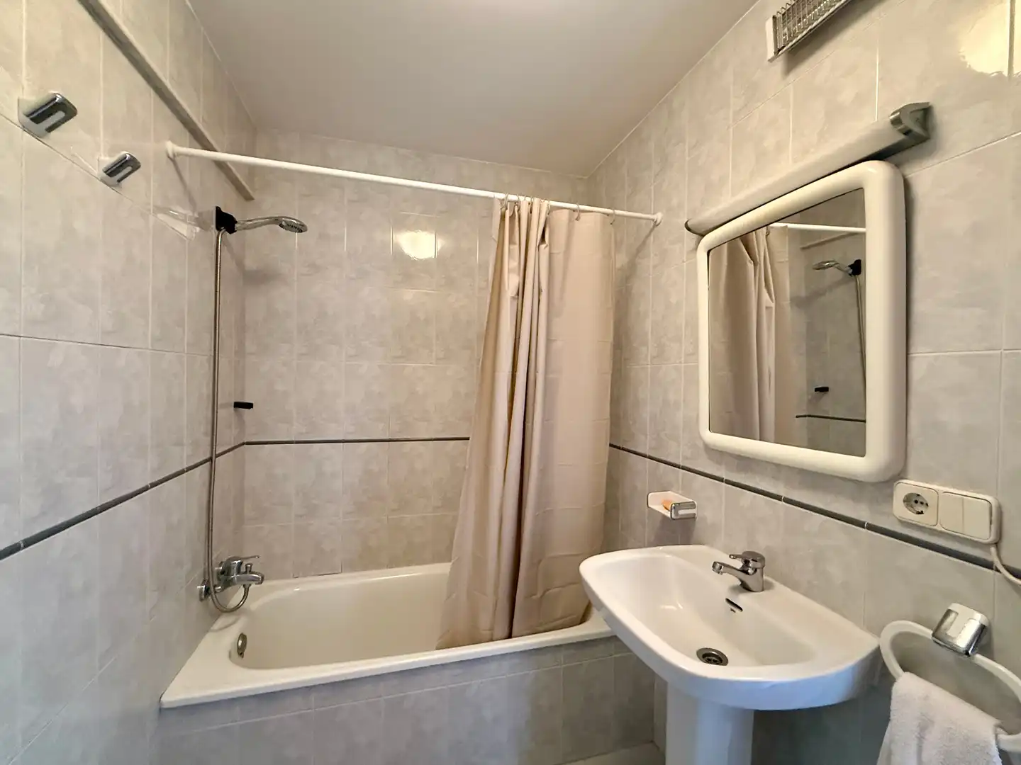 Bathroom of Flat for sale in O Grove    with Storage room, Furnished and Oven