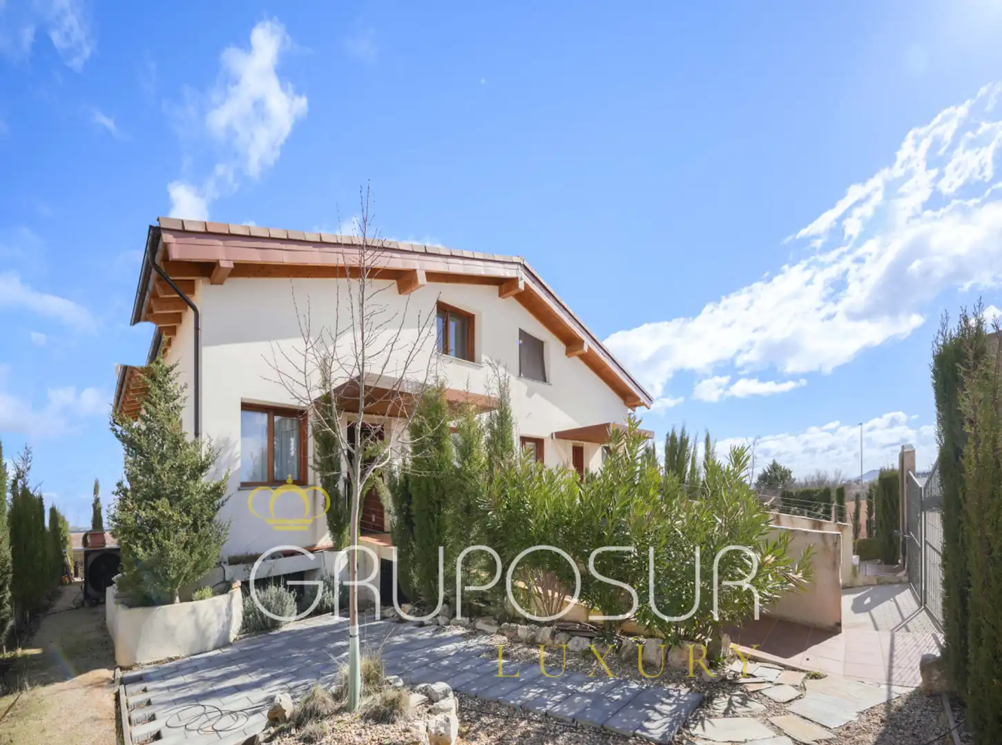 Außenansicht von Einfamilien-Reihenhaus zum Verkauf in Valladolid mit Klimaanlage, Heizung und Terrasse