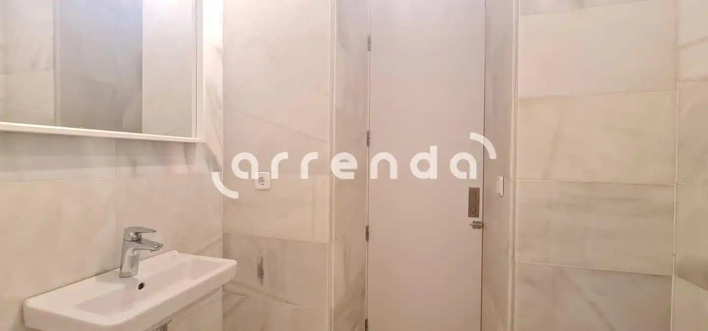 Badezimmer von Wohnung zur Miete in Madrid mit Klimaanlage und Möbliert