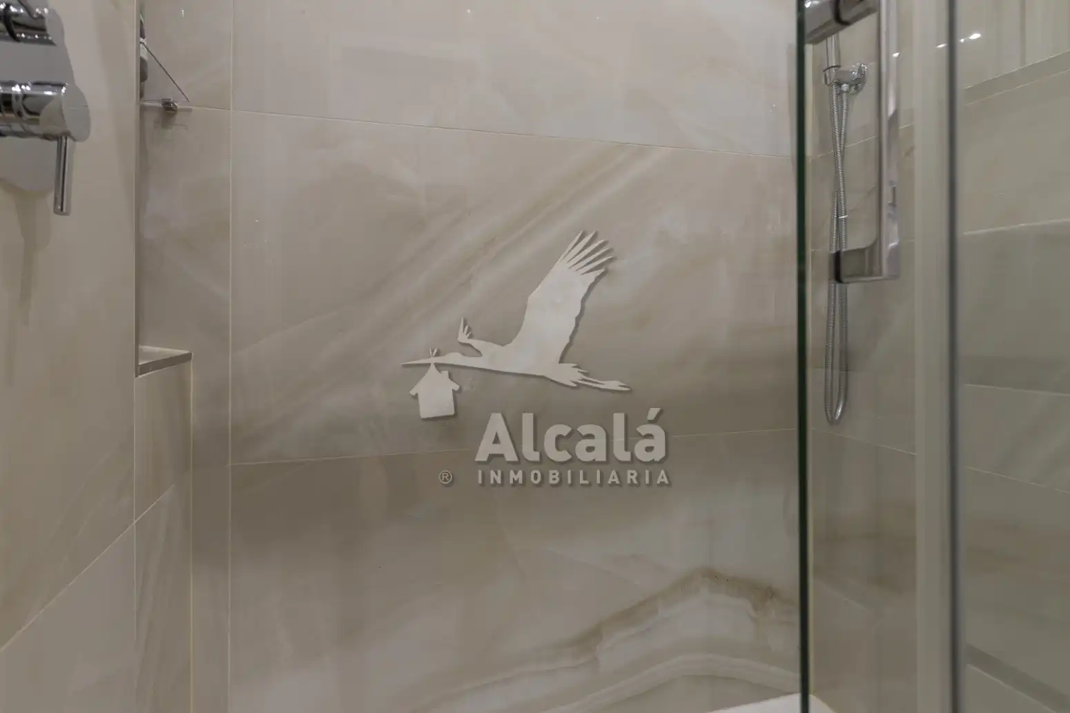 Baño de Piso en venta en Azuqueca de Henares con Aire acondicionado, Jardín privado y Domótica