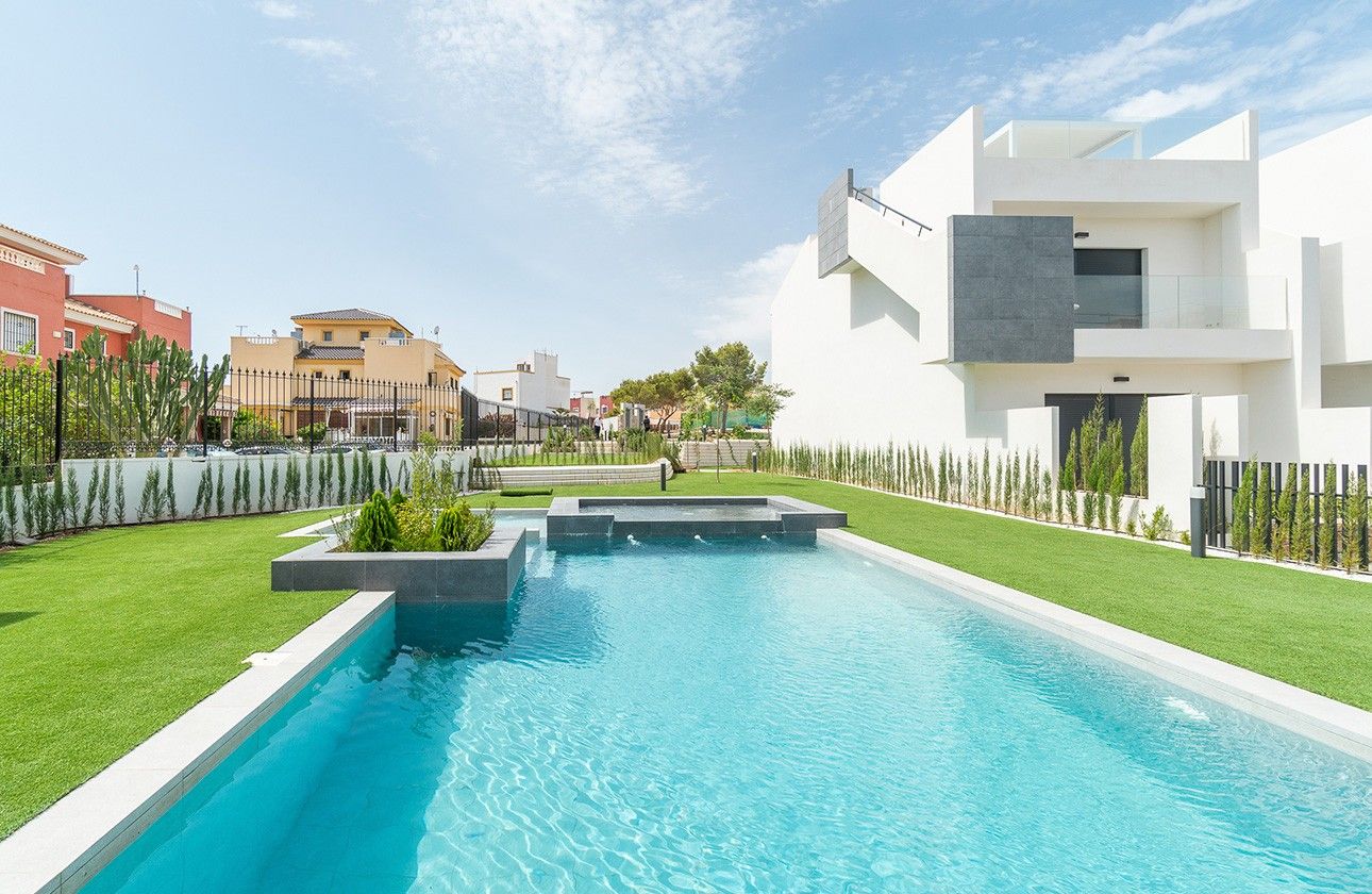Piscina de Estudi en venda en Torrevieja amb Aire condicionat, Calefacció i Terrassa