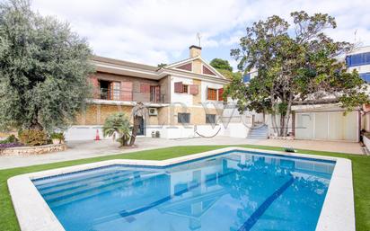 Vista exterior de Casa o xalet en venda en Tiana amb Aire condicionat, Terrassa i Piscina