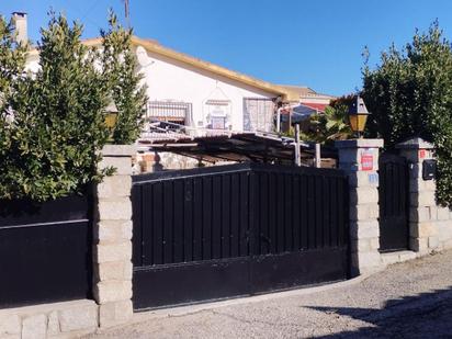 Vista exterior de Casa o xalet en venda en Pelayos de la Presa amb Terrassa i Piscina