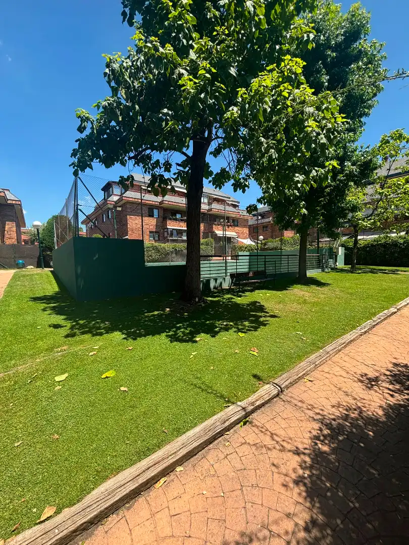 Jardín de Planta baja en venta en Las Rozas de Madrid con Calefacción, Trastero y Piscina comunitaria
