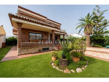 Casa amb jardí en venda a Calle modernisme