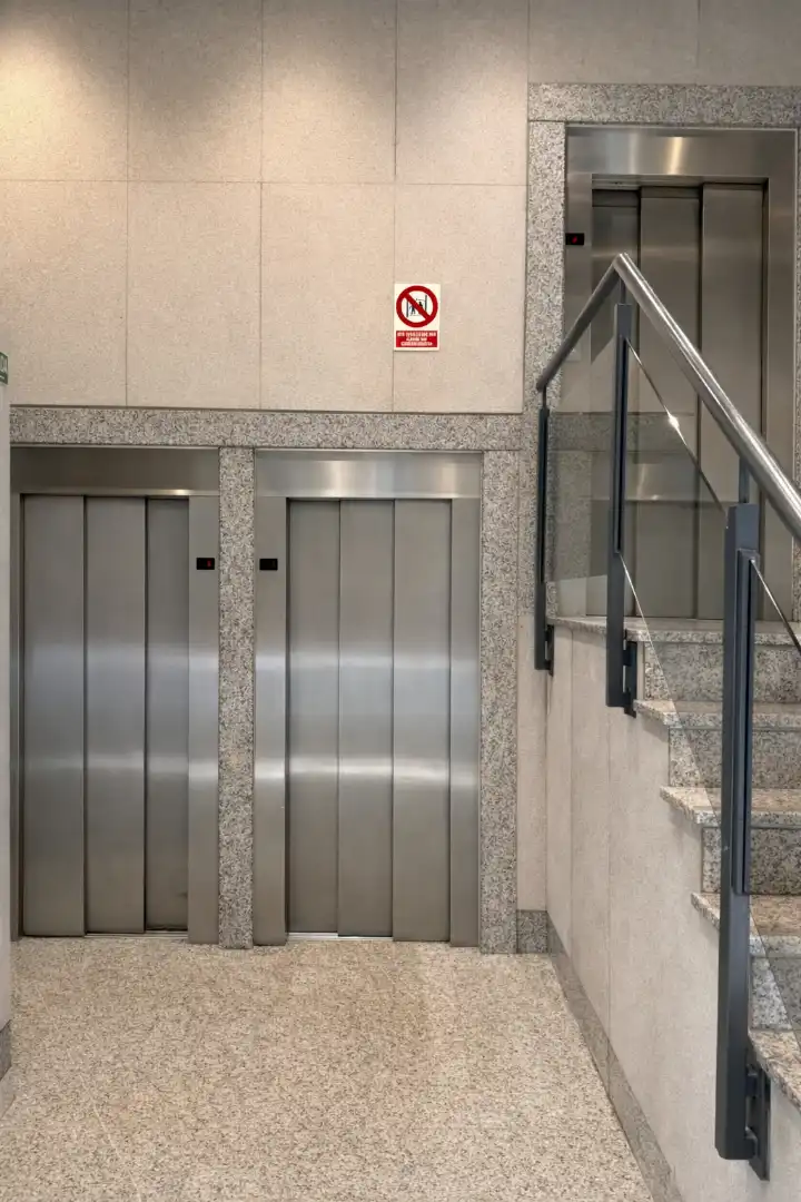Individual with lift to rent in Calle de Rafael Bergamín 20, imagen 5