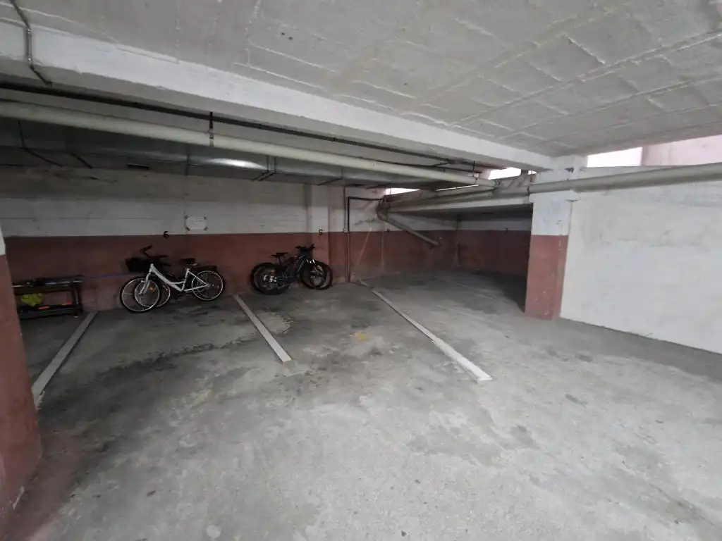Parkplatz von Garage zum Verkauf in Boiro