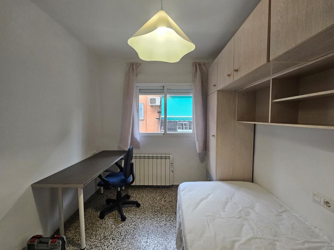 Dormitori de Pis per a compartir en  Granada Capital amb Calefacció, Moblat i Internet