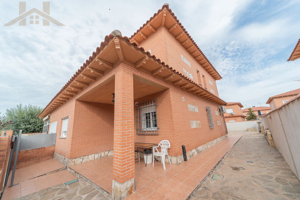 Vista exterior de Casa adosada en venda en Ugena amb Aire condicionat, Calefacció i Jardí privat