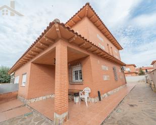 Vista exterior de Casa adosada en venda en Ugena amb Aire condicionat, Calefacció i Jardí privat