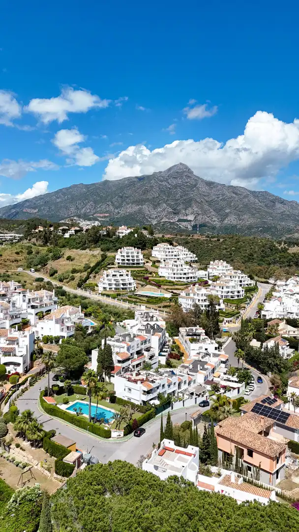 Vista exterior de Casa adosada en venda en Marbella amb Aire condicionat, Jardí privat i Terrassa