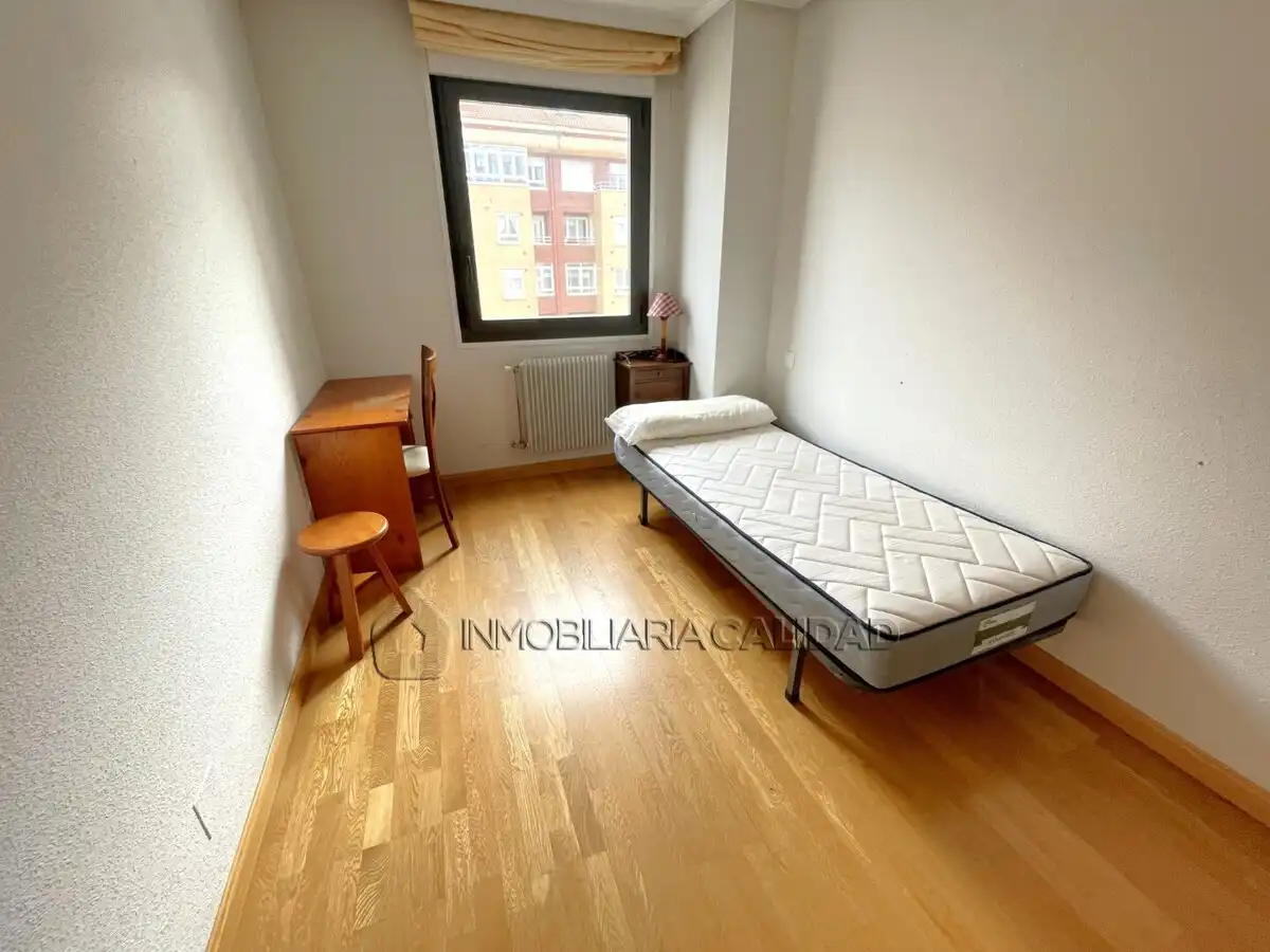 Bedroom of Flat for rent in Burgos  with Heating and Furnished