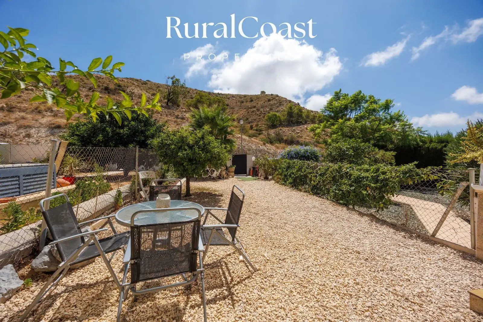 Vista exterior de Casa adosada en venda en Busot amb Jardí privat, Piscina i Piscina comunitària