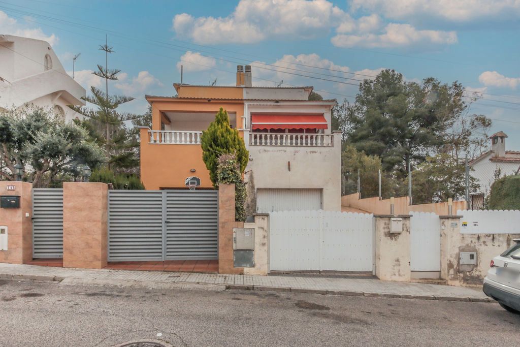 Exterior view of Single-family semi-detached for sale in La Pobla de Montornès  