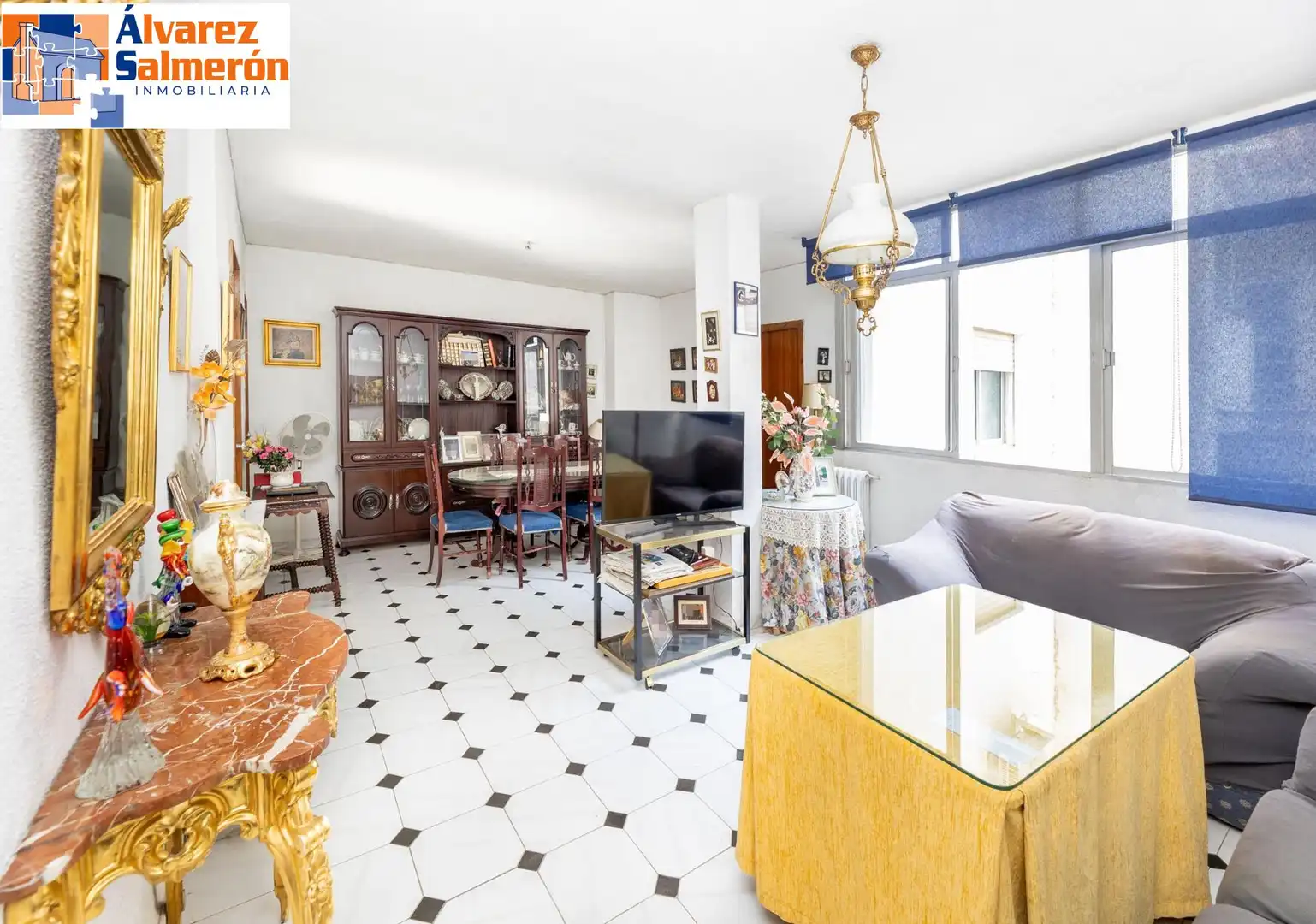 Sala d'estar de Pis en venda en Granada amb Calefacció
