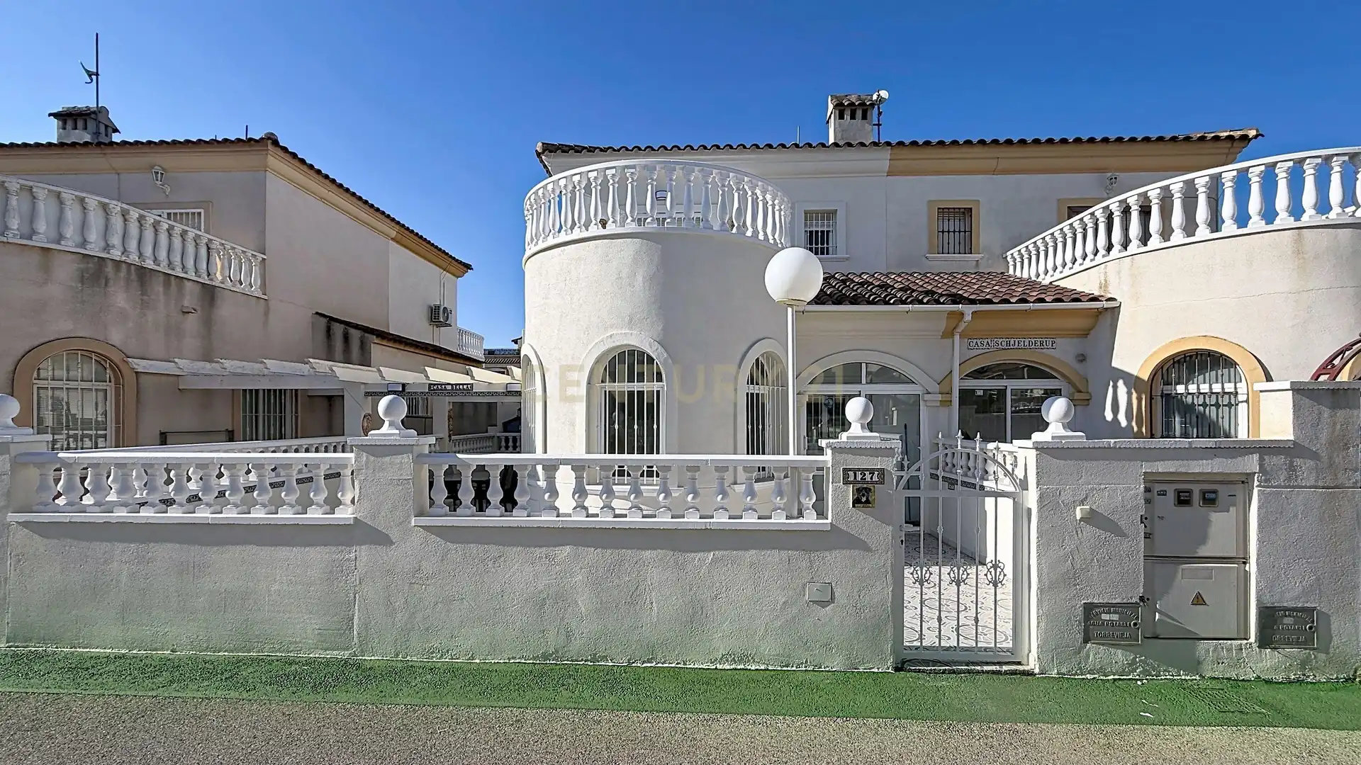 Vista exterior de Casa adosada en venda en Torrevieja amb Aire condicionat, Balcó i Piscina comunitària