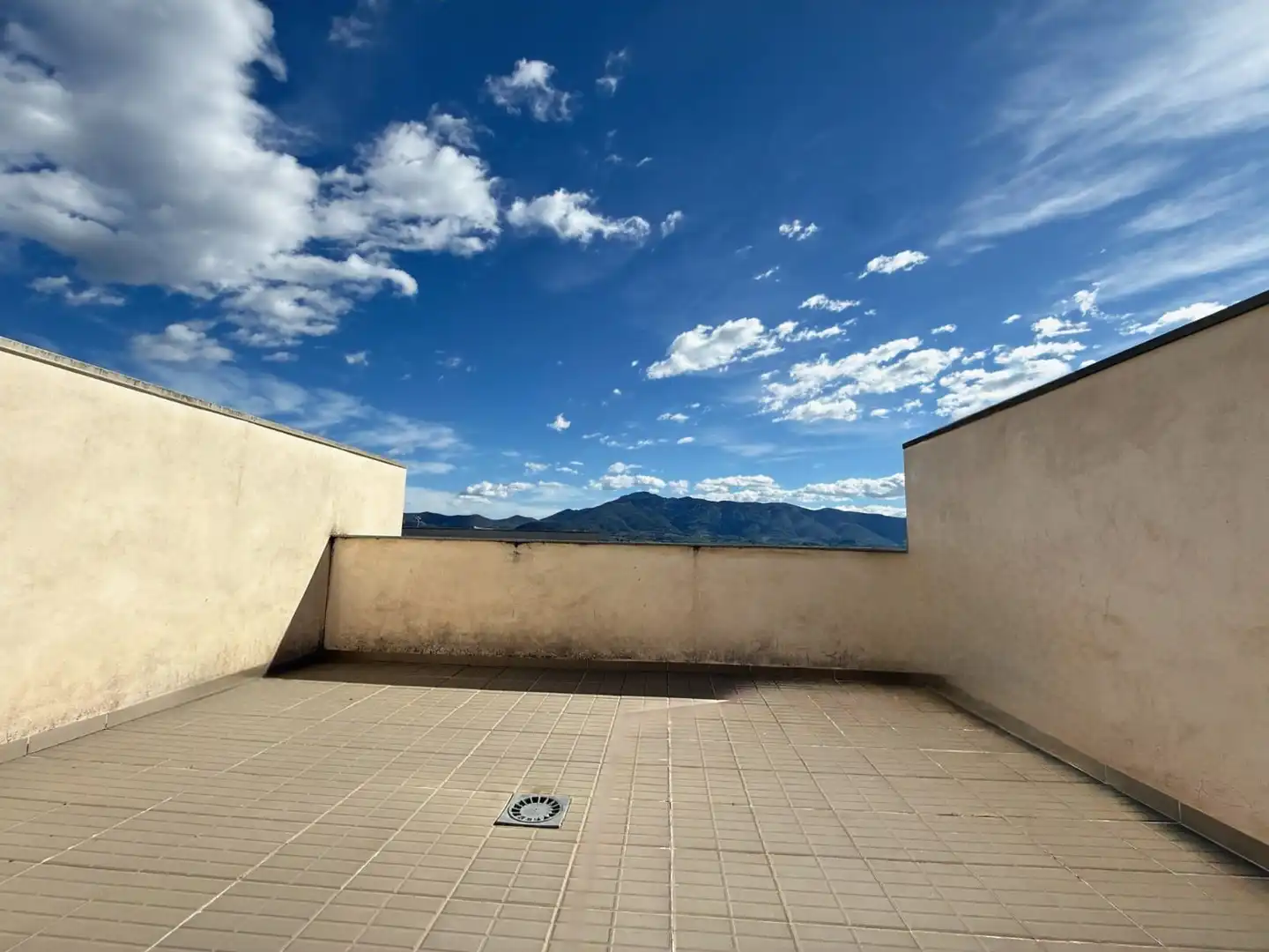 Terrasse von Einfamilien-Reihenhaus zum Verkauf in La Pobla del Duc mit Klimaanlage, Heizung und Terrasse