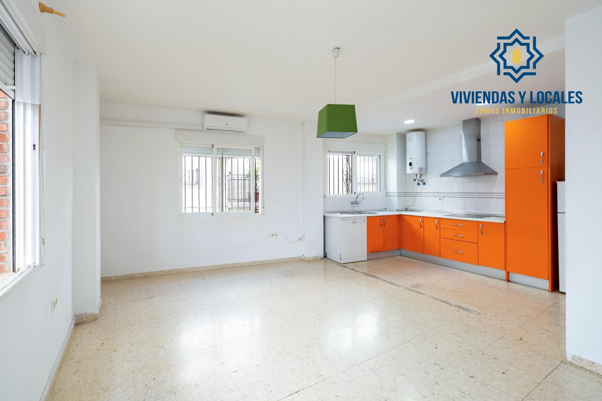 Kitchen of Apartment for sale in  Granada Capital