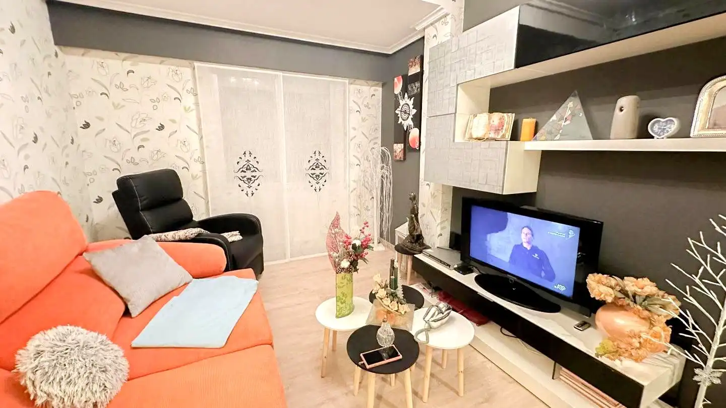 Sala de estar de Piso en venta en  Logroño con Calefacción, Trastero y Balcón