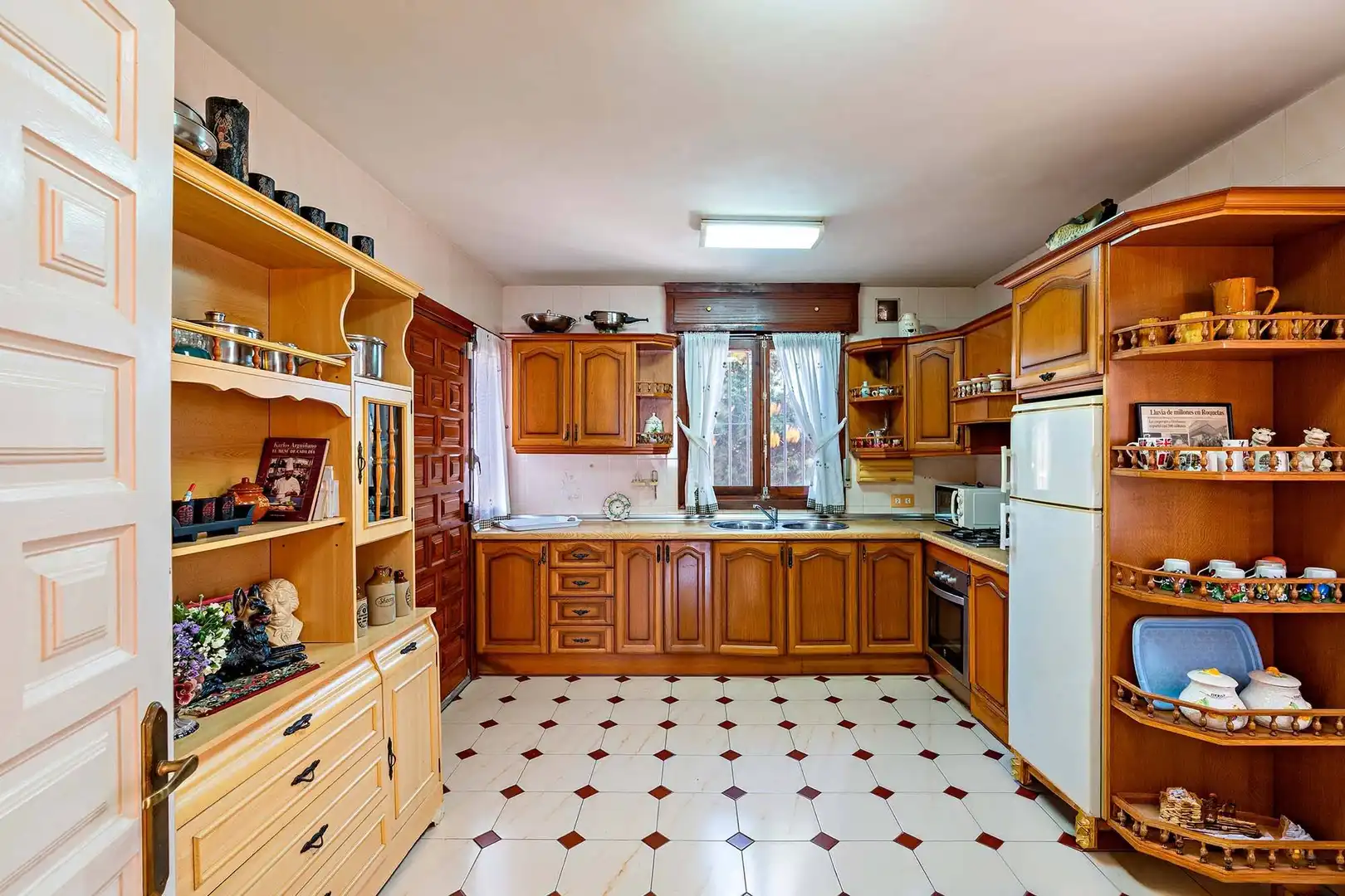 Cocina de Casa o chalet en venta en Roquetas de Mar con Jardín privado, Terraza y Trastero