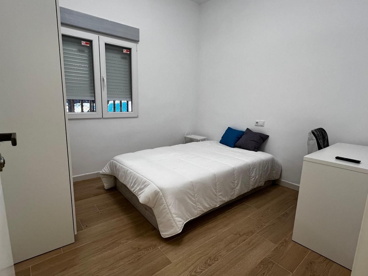 Bedroom of Planta baja to share in  Valencia Capital  with Air Conditioner and Furnished