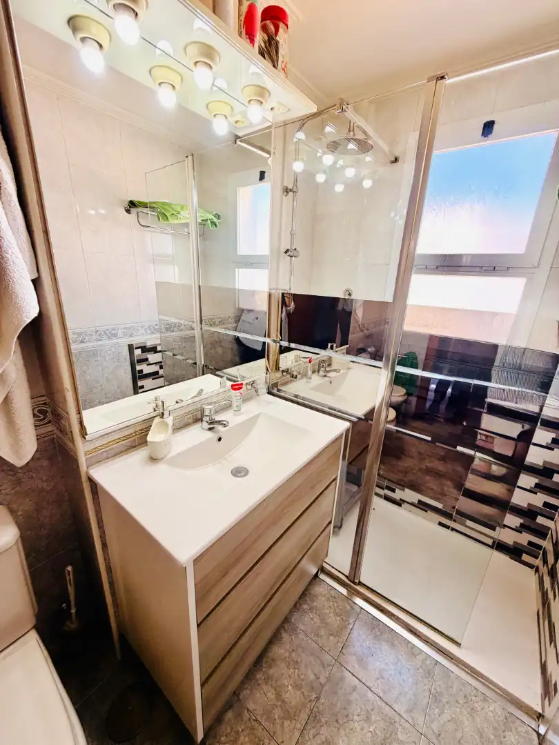 Bathroom of Flat for sale in Sevilla  with Air Conditioner and Terrace