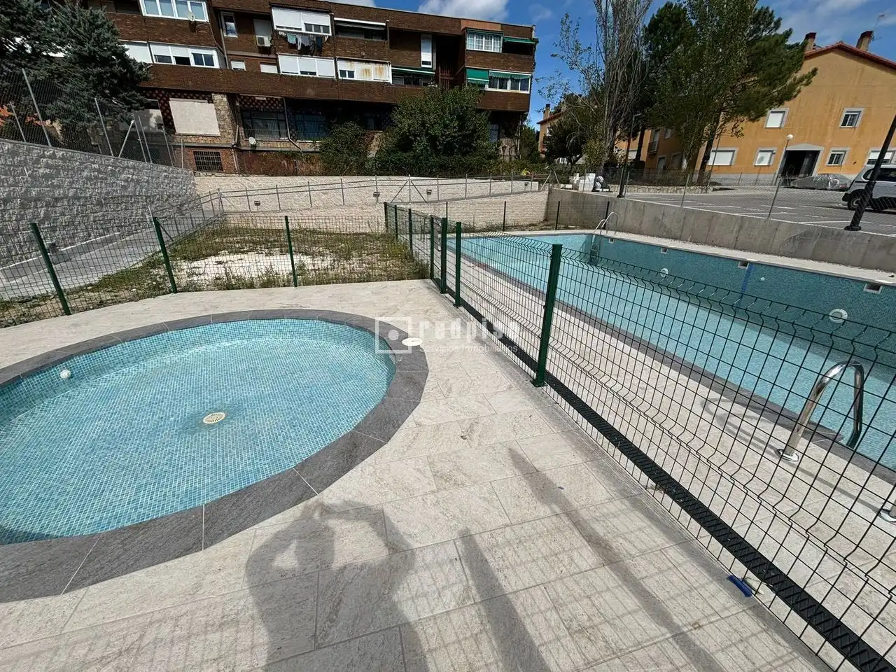 Piscina de Casa o xalet en venda en Cadalso de los Vidrios amb Calefacció, Jardí privat i Terrassa