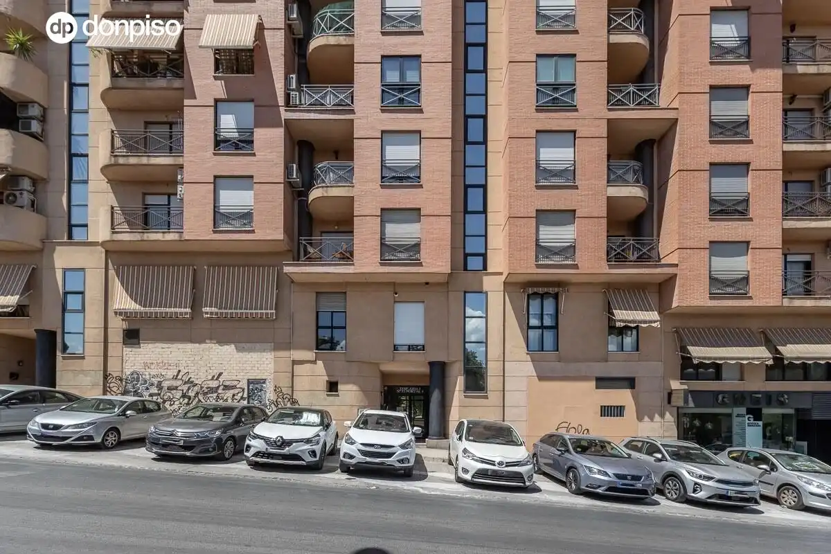 Vista exterior de Piso en venta en Granada con Aire acondicionado, Calefacción y Terraza
