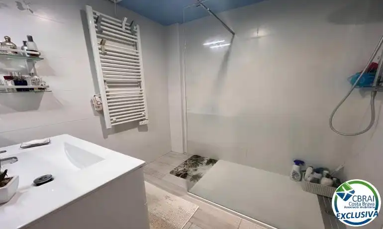 Bany de Apartament en venda en Empuriabrava amb Aire condicionat, Calefacció i Moblat
