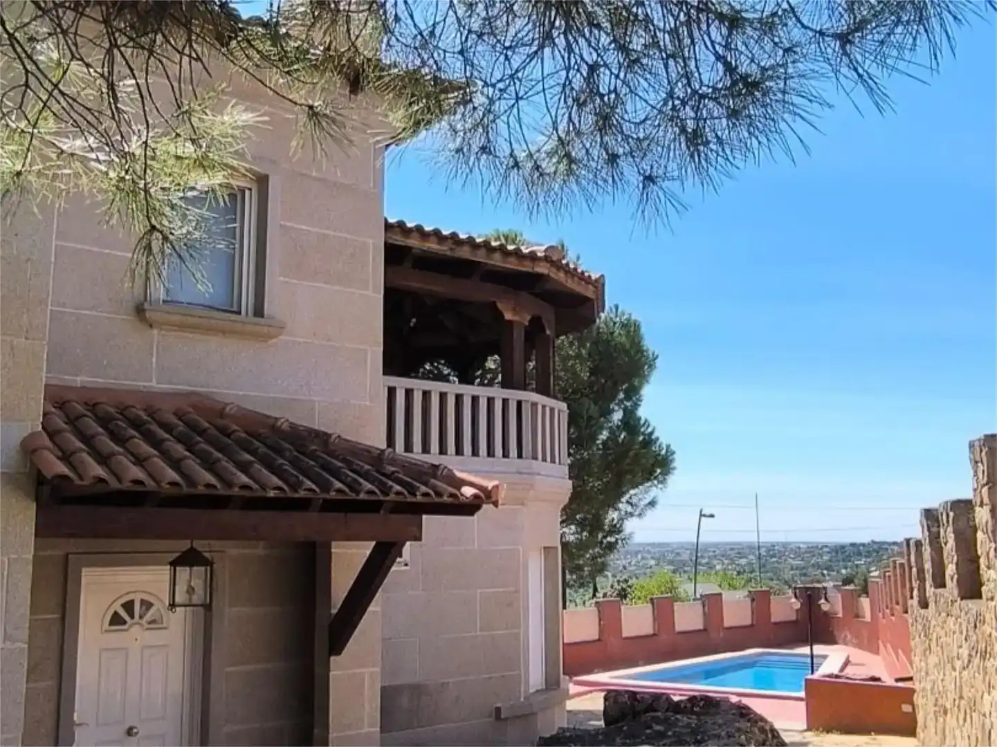 Außenansicht von Wohnung zum Verkauf in Torrelodones mit Klimaanlage, Schwimmbad und Balkon