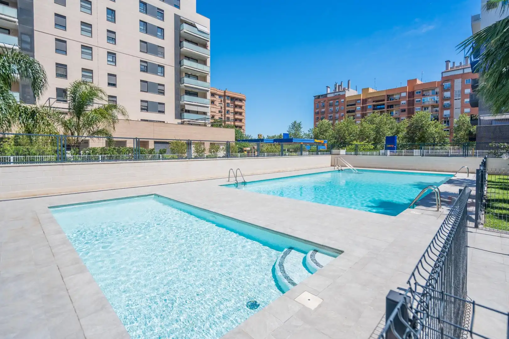 Piscina de Piso en venta en Valencia con Aire acondicionado, Calefacción y Jardín privado