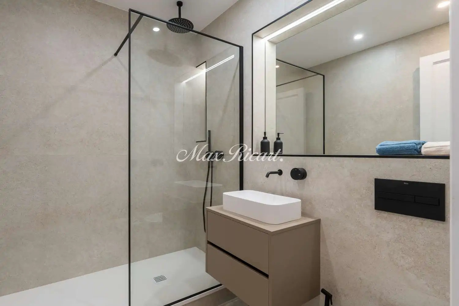 Badezimmer von Wohnung zum Verkauf in Barcelona mit Klimaanlage, Heizung und Balkon