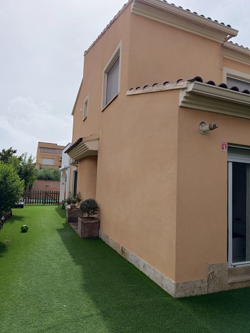 Vista exterior de Casa adosada en venda en Cambrils amb Calefacció, Terrassa i Piscina