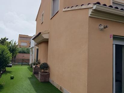 Vista exterior de Casa adosada en venda en Cambrils amb Calefacció, Terrassa i Piscina