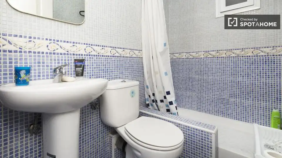 Bathroom of Flat for share in Madrid  with Air Conditioner, Heating and Terrace